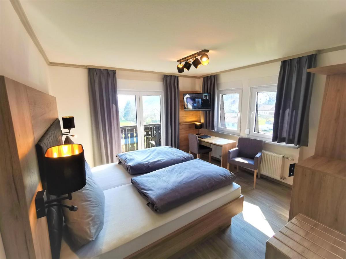 Hotel Gruener Baum Mit Restaurant & Wellness Oberzent Exteriör bild
