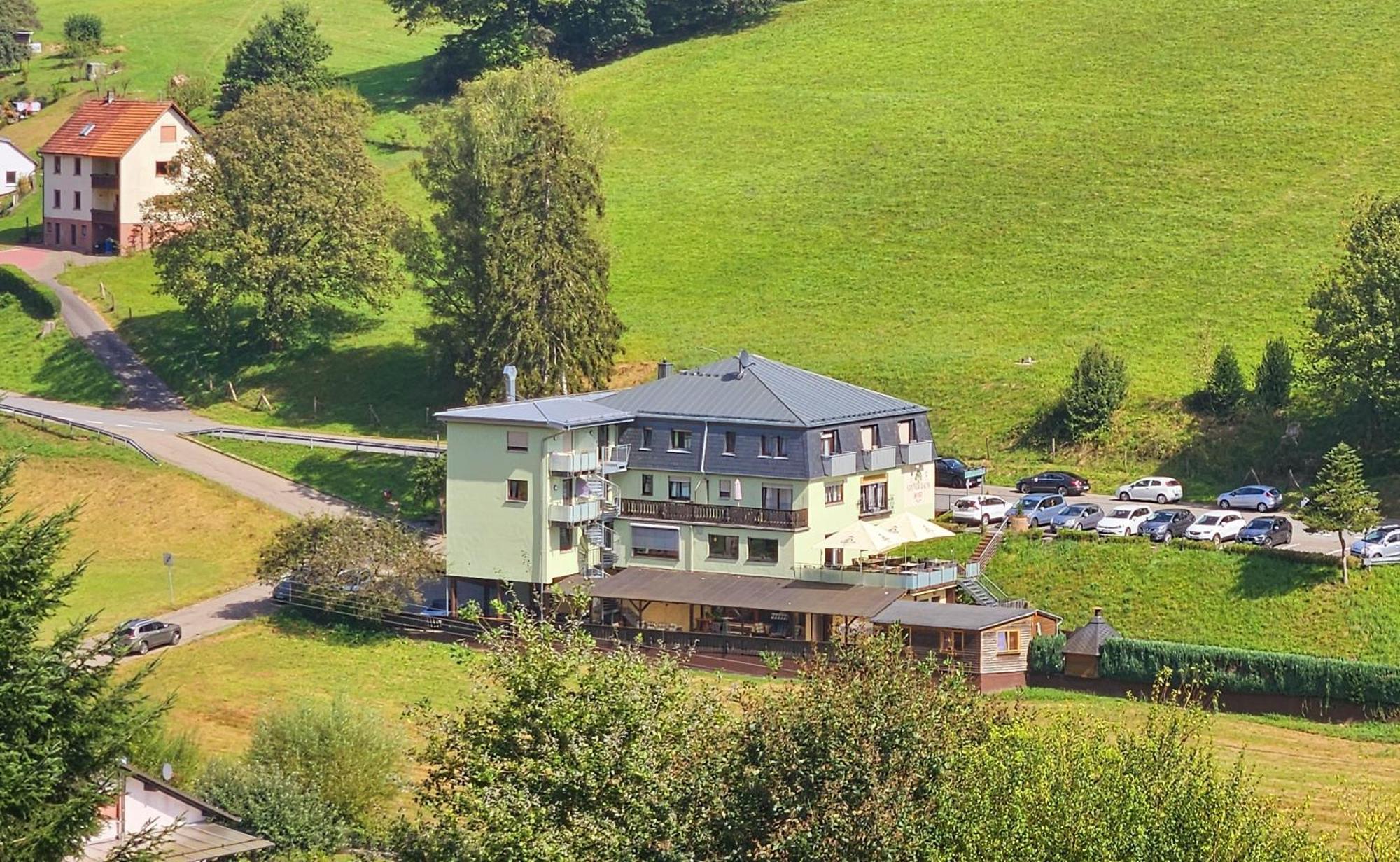 Hotel Gruener Baum Mit Restaurant & Wellness Oberzent Exteriör bild